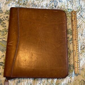 Vintage Day Timer brown leather planner/ folder. Zipper close. Nice worn leather